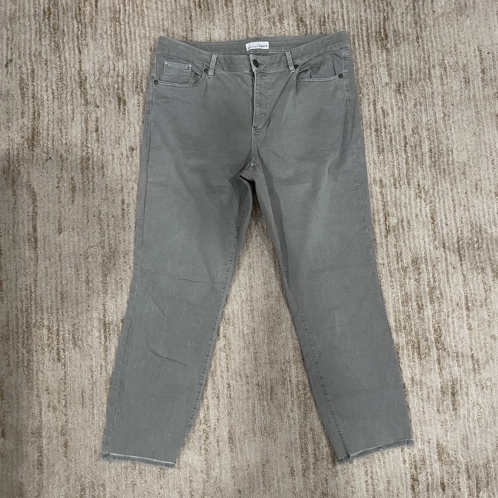 Loft Light Gray Curvy Skinny Crop Size 32